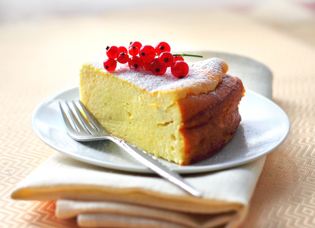 Cheesecake decorated with red currant