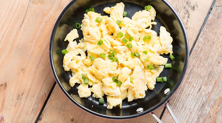 Pan-with-light-and-fluffy-scrambled-eggs-and-chives