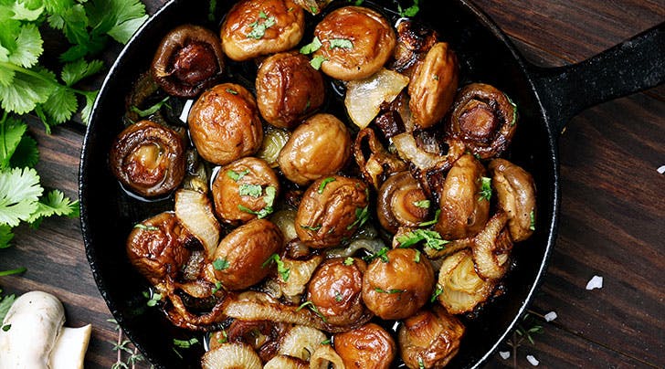 Frying-pan-filled-with-mushrooms