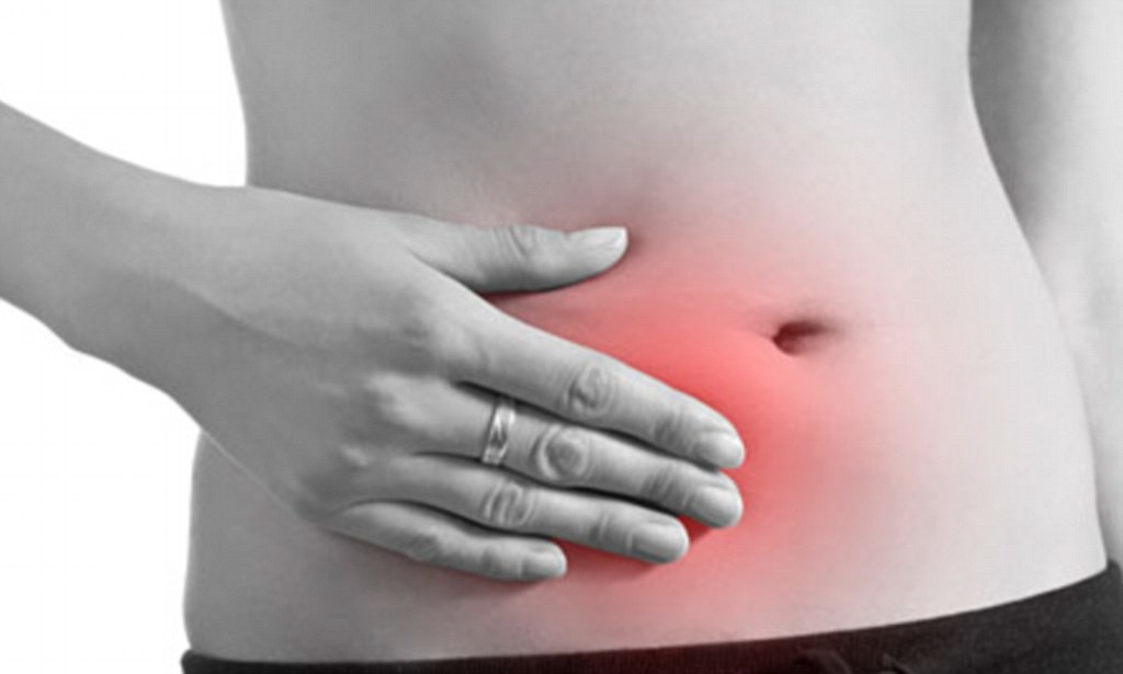 BM4BX6 Woman holding stomach in pain