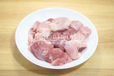 Мясо нарезать кусочками.
