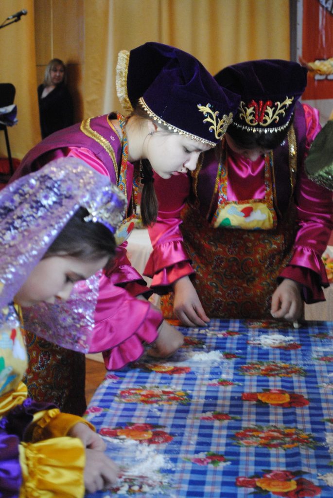 Кто быстрее и больше успеет налепить салма (1)