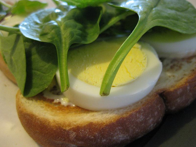 hard-boiled-egg-and-spinach-sandwich