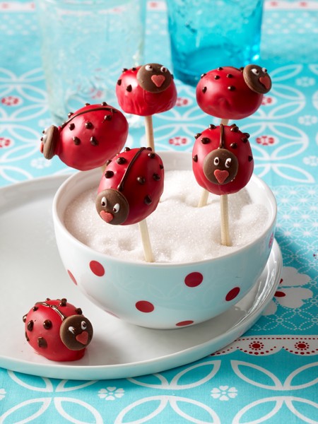 kindergeburtstag-marienkaefer-cake-pops