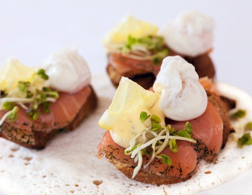 lachsbroetchen-mit-pochiertem-wachtelei-rezept-img-19612
