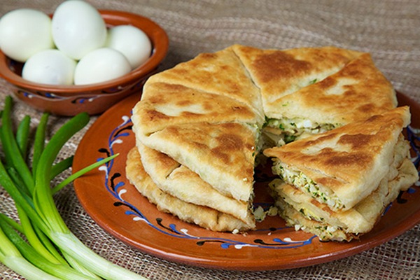 Плацинда с яйцом и зелёным луком