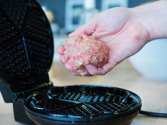 rohes-hack-ins-waffeleisen-geben
