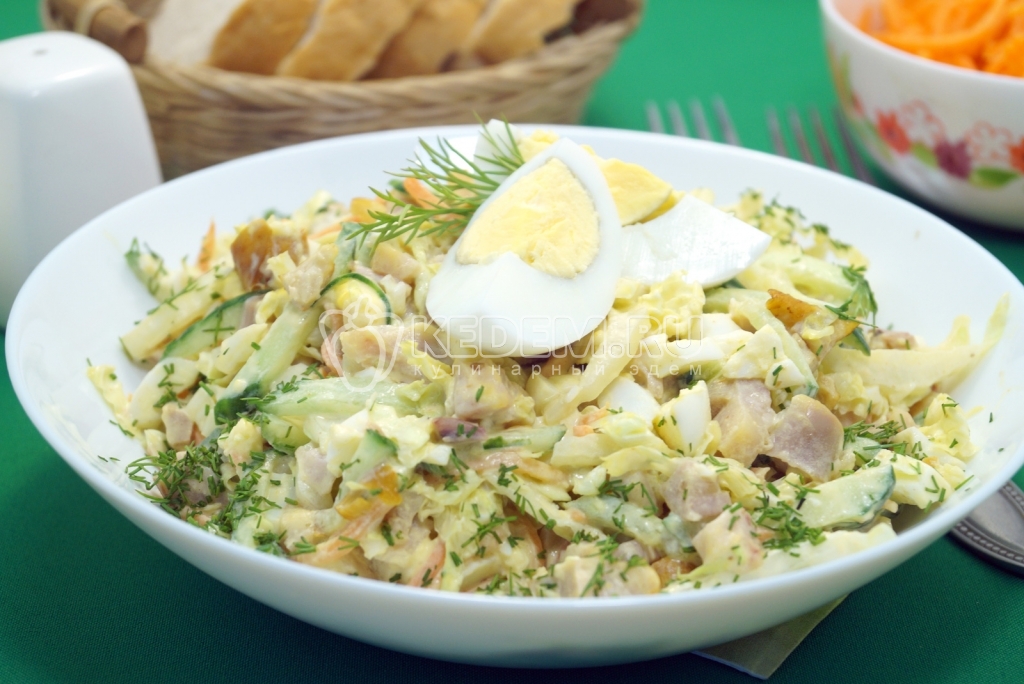 salat-s-kopchenoj-kuricej-i-pekinskoj-kapustoj-lejsi